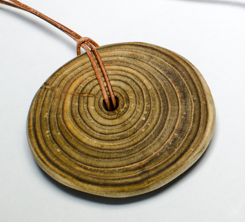 Lederband mit Anhänger aus Essigbaum