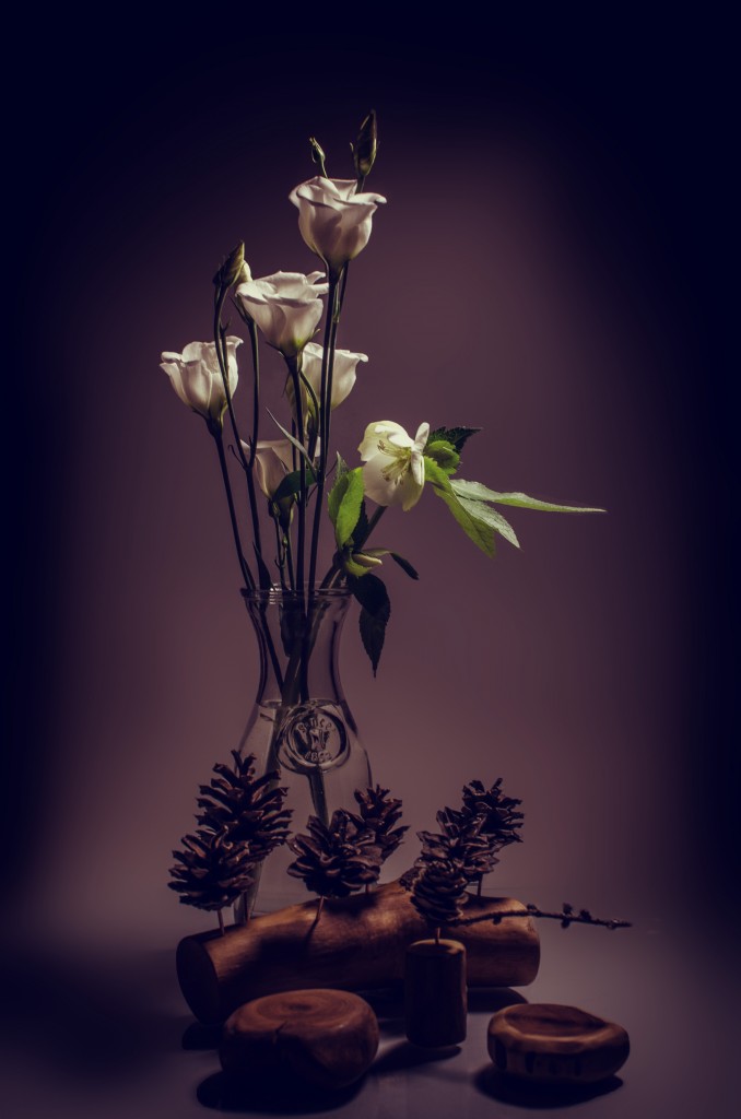 Holzkunst mit Blumendeko