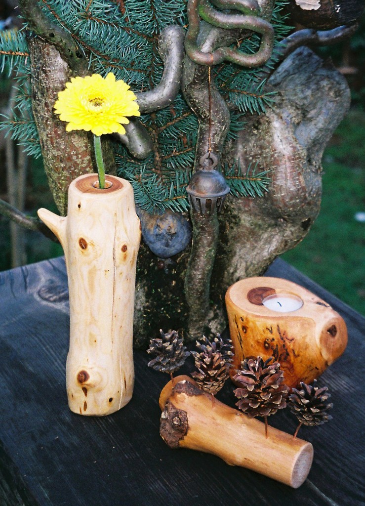Vase aus Lebensbaum mit Zapfenholz und Leuchter aus Kirschholz