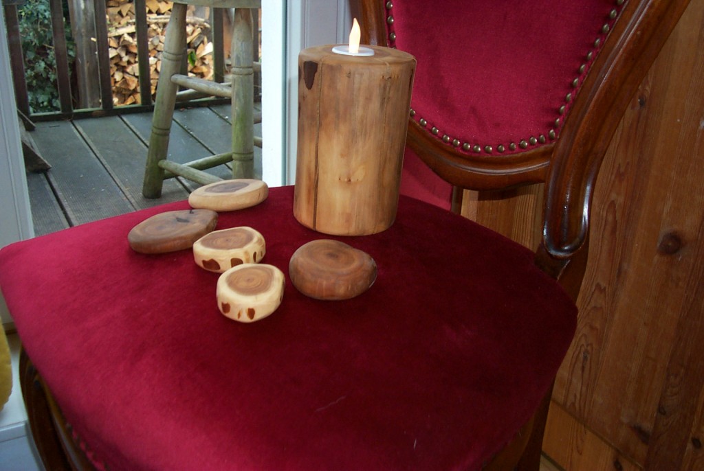 Leuchter rund aus Sauerkirsche mit Handschmeichlern aus Lebensbaum, Nussholz, Kirschholz