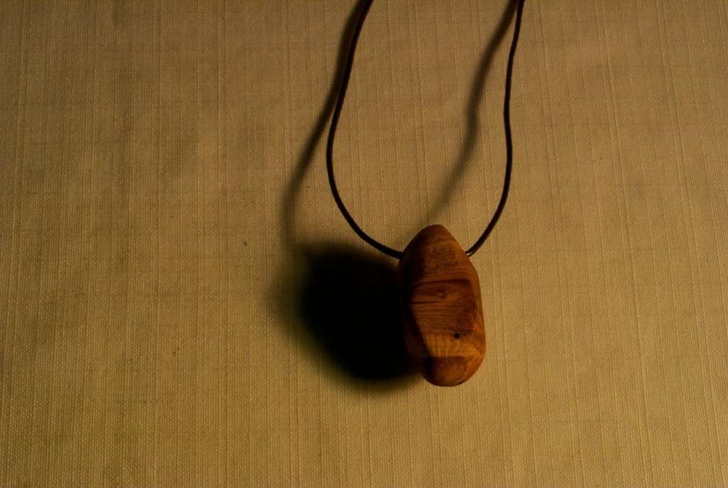 Kette aus Holz von der Mirabelle