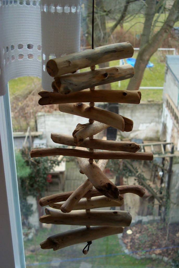Fensterdekoration aus Fundhölzern