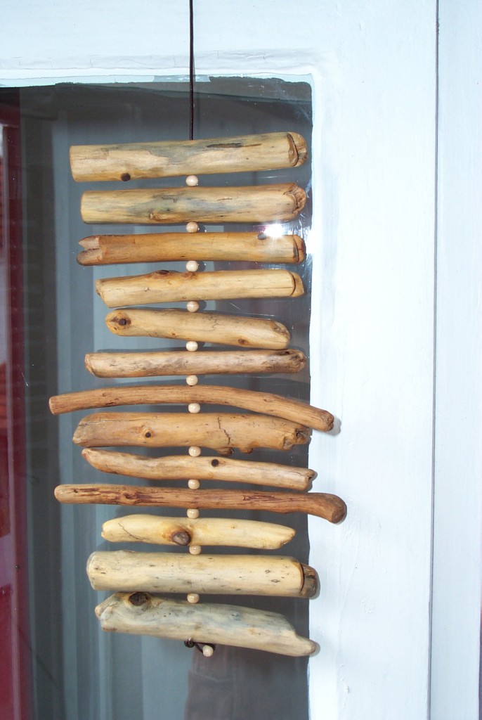 Fensterdekoration aus Fundhölzern