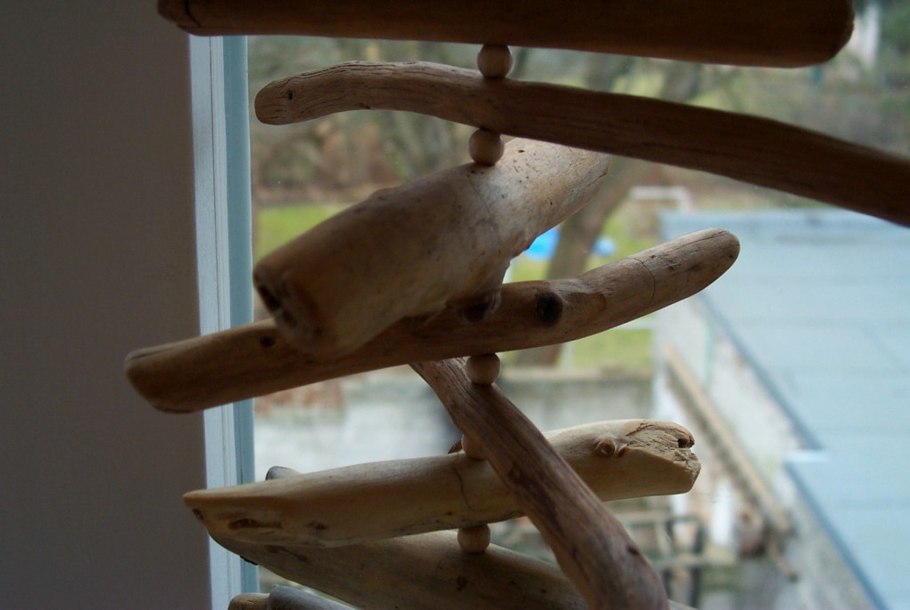 Fensterdekoration aus Fundhölzern