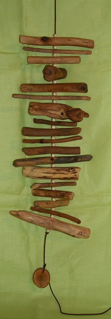 Fensterdeko aus Fundholz