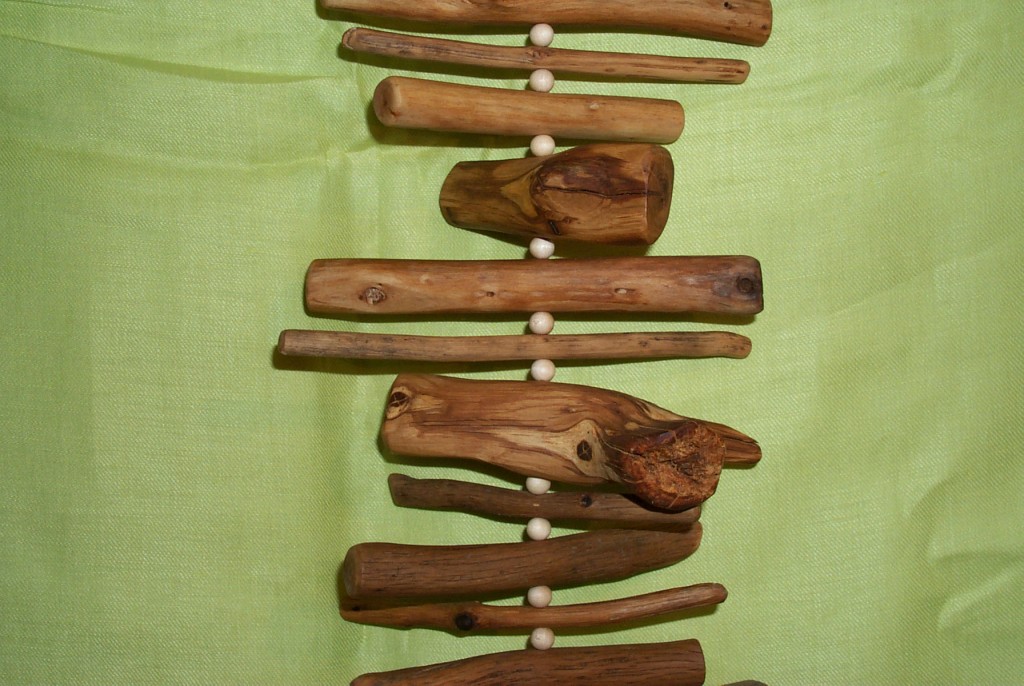 Fensterdeko aus Fundholz Detail