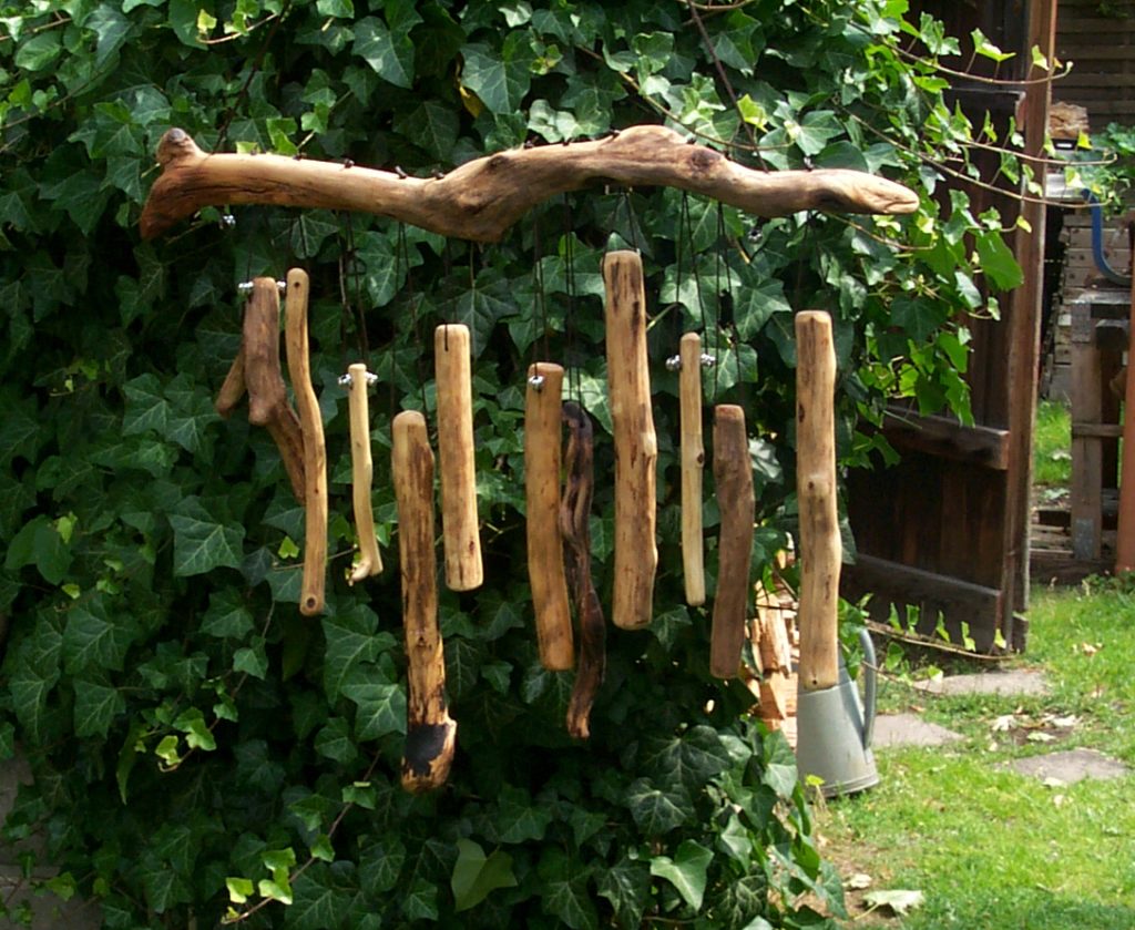 Windspiel mit knorrigem Ast