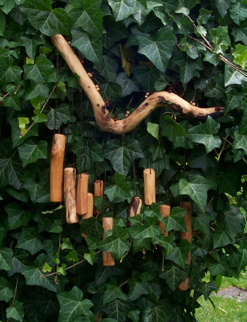 Windspiel im Efeu