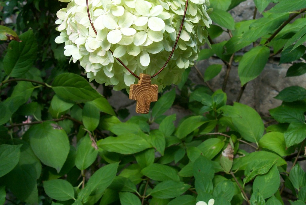 Lederband mit Holzkreuz aus Robinie an