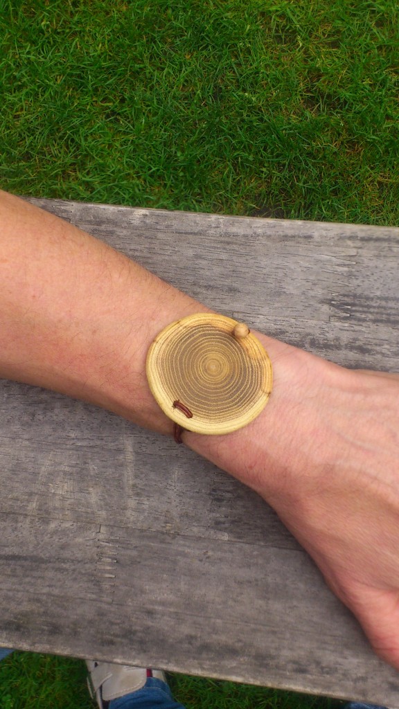 Armband aus Robinie und Leder