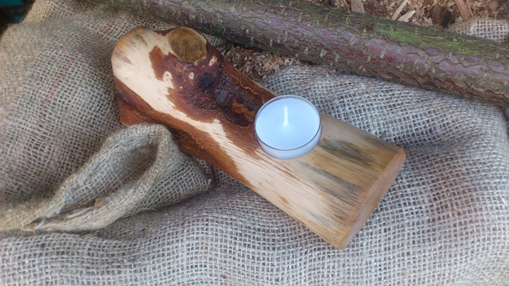 Teelichthalter aus Haselnuss