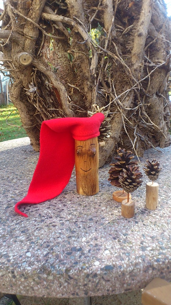 Großer Waldgeist mit Zapfenbäumchen