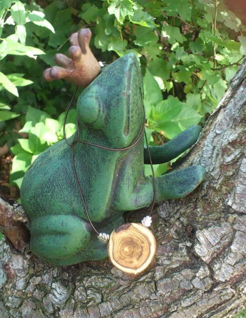 Frosch mit Kette aus Robinienholz