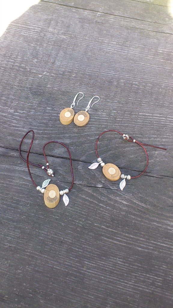 Ohrringe, Armband und Fußkettchen aus Rose