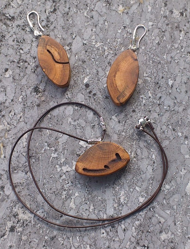 Ohrringe und Kette aus Pflaumenholz