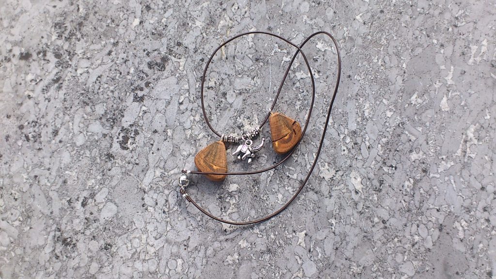 Kette aus Pflaumenholz mit Elefant