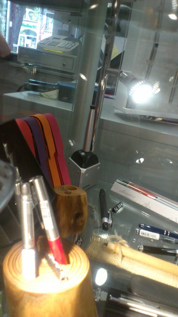 Stiftständer aus Essigbaum und Eiche