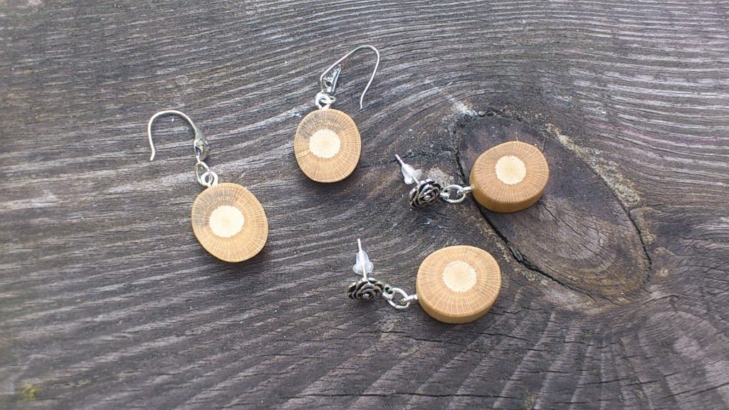 Ohrringe aus Rosenholz