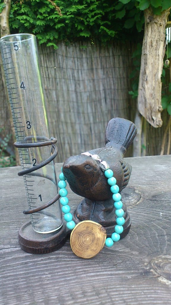 Armband aus Robinienholz und blauen Türkisen