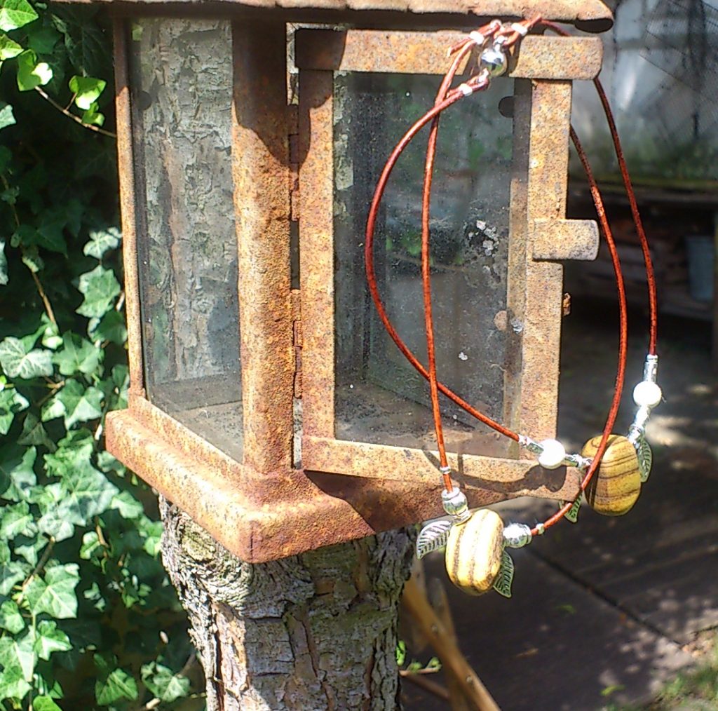 Essigbaumfußkettchen vor alter Leuchte