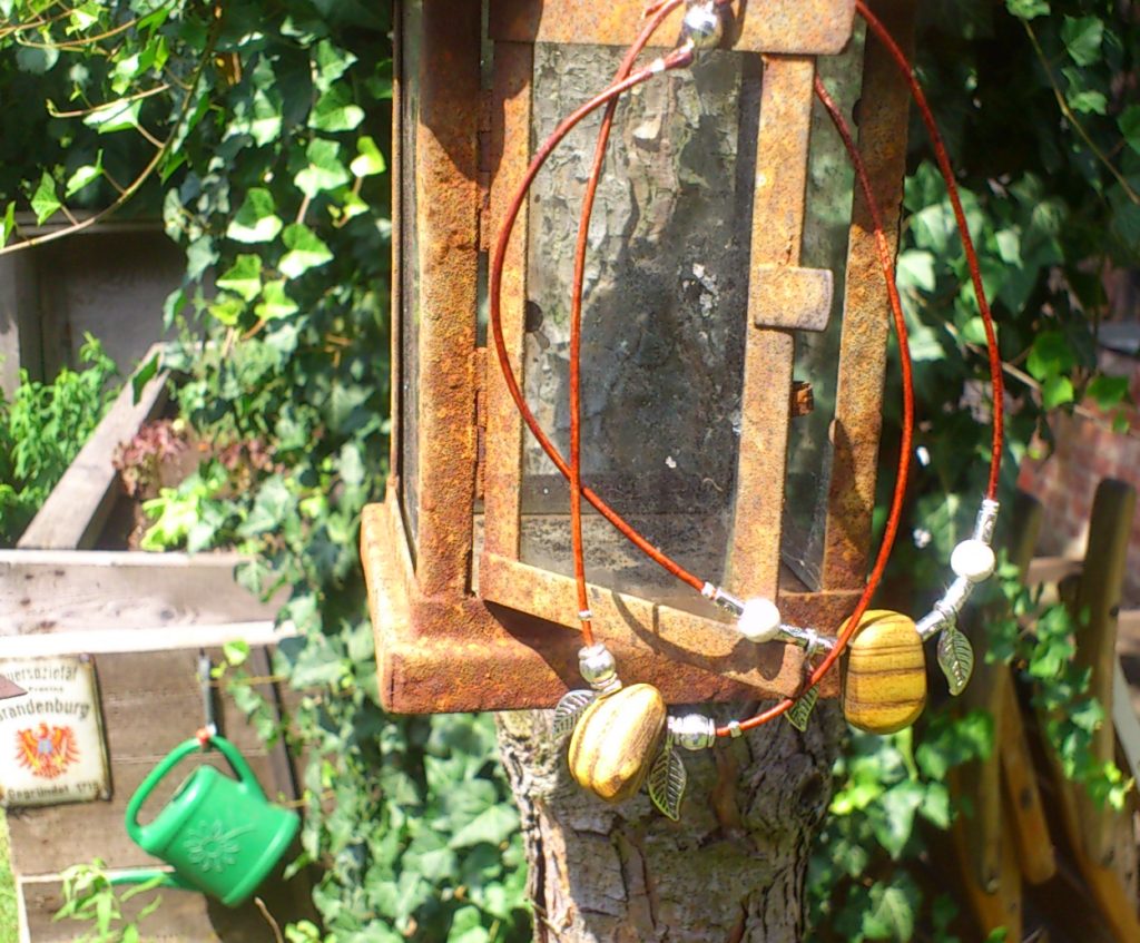 Essigbaumfußkettchen vor alter Leuchte