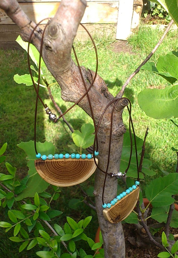 Kette mit Robinie und echten Türkisen, geölt