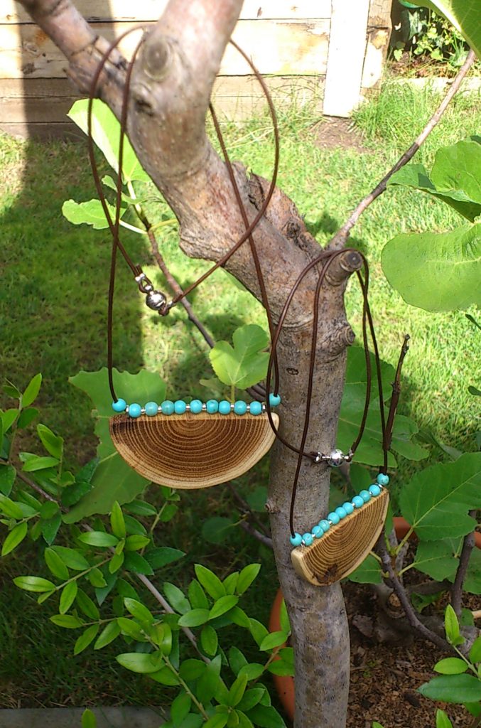 Kette mit Robinie und echten Türkisen, geölt