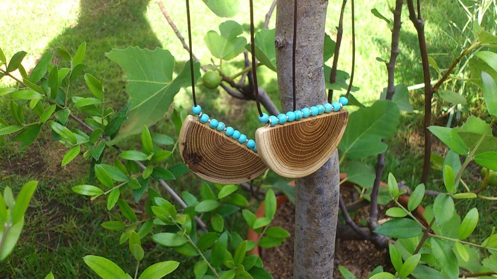 Kette mit Robinie und echten Türkisen, geölt