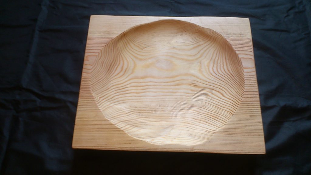 Schale aus Kiefernholz