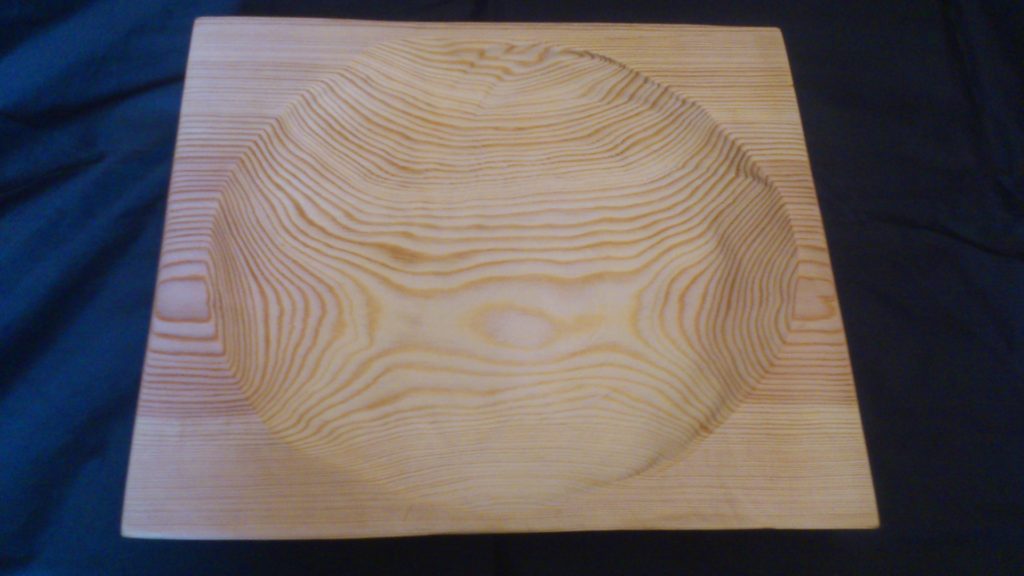 Schale aus Kiefernholz