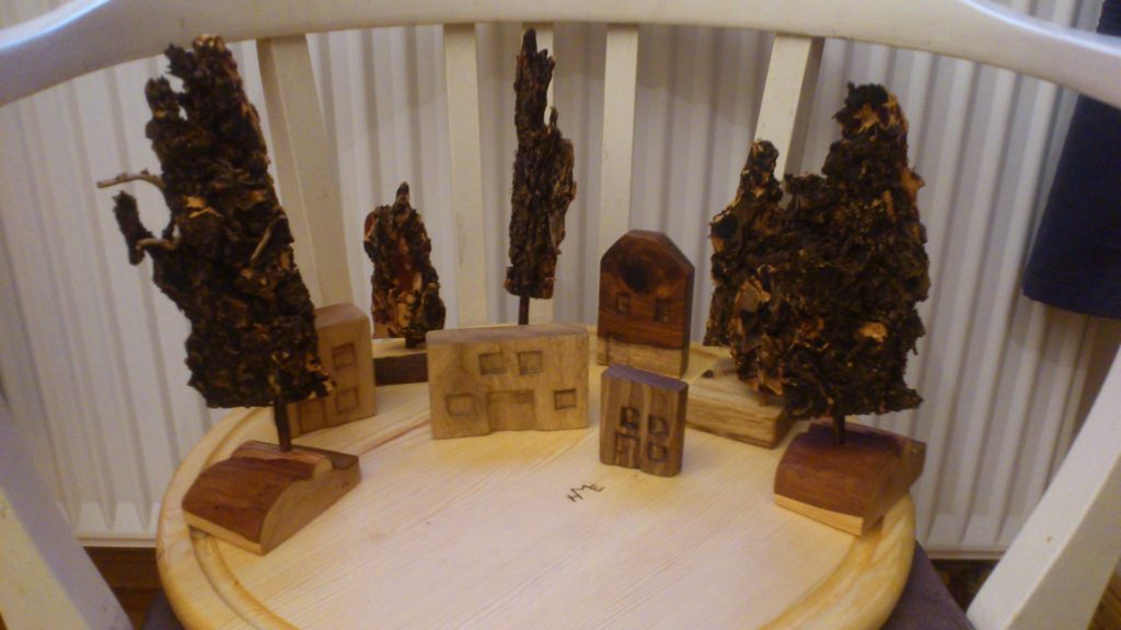 Häuser mit Kirche aus Eiche, Platane und Kirsche, Bäume aus Fichtenrinde mit Wacholderfuß