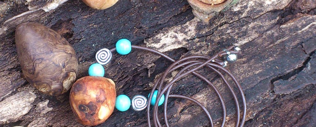 Lederband mit Ahorn-Baumträne und Türkisen, hochwertiger Magnetverschluss versilbert, neben Baumträne von der Eiche