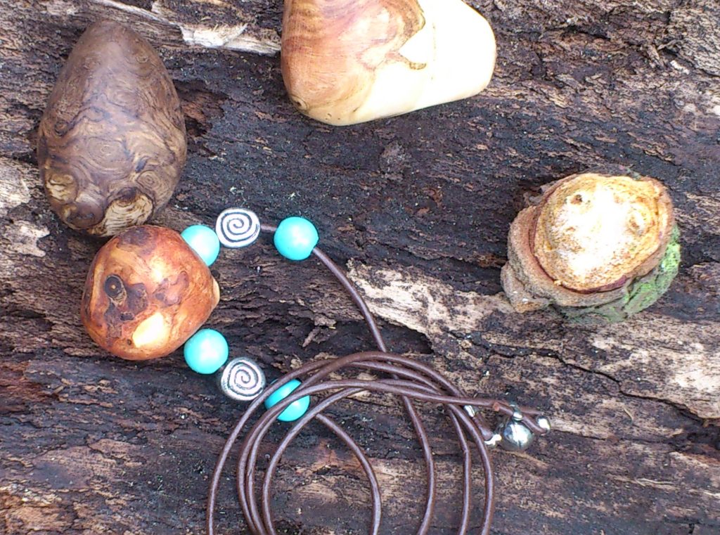 Baumtränen von Eiche und Ahorn neben Lederband mit Ahorn-Baumträne, hochwertiger Magnetverschluss versilbert