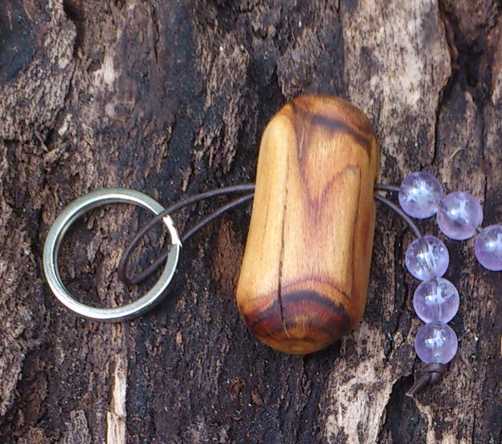 Schlüsselanhänger aus Kirschholz mit Amethysten