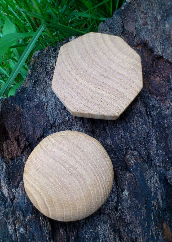 Handschmeichler und Neodym-Magnet aus Eiche als kleines Dankeschön für viele Holzlieferungen aus Schulzendorf
