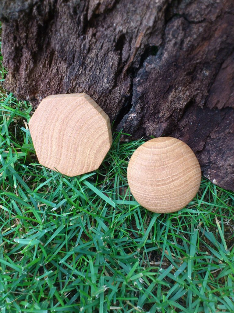Handschmeichler und Neodym-Magnet aus Eiche als kleines Dankeschön für viele Holzlieferungen aus Schulzendorf