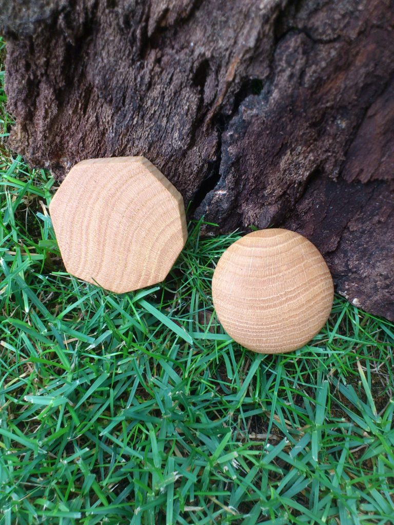 Handschmeichler und Neodym-Magnet aus Eiche als kleines Dankeschön für viele Holzlieferungen aus Schulzendorf