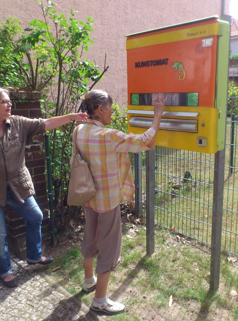 Helena am Kunstomaten