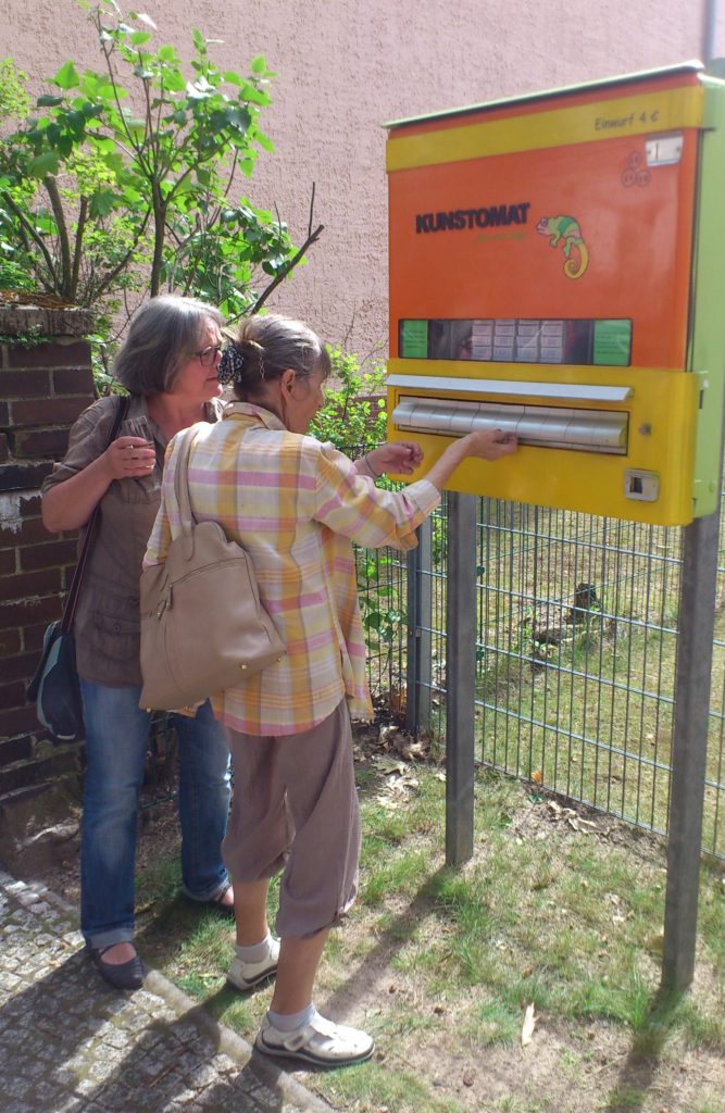 Maren und Helena am Kunstomaten