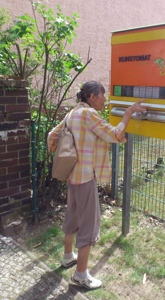 Helena am Kunstomaten