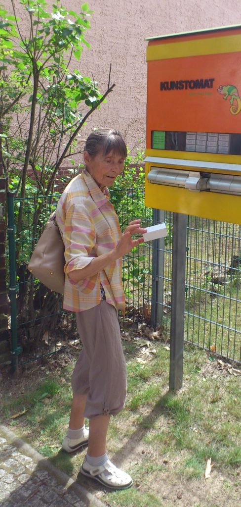 Helena am Kunstomaten