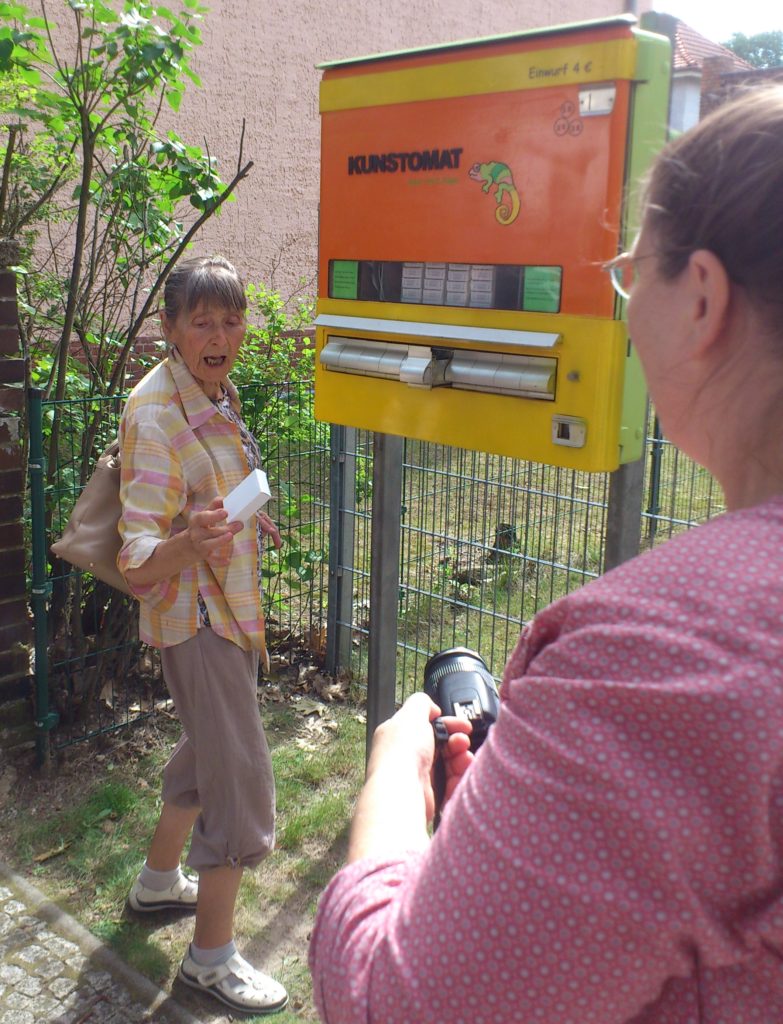 Barbara und Helena am Kunstomaten