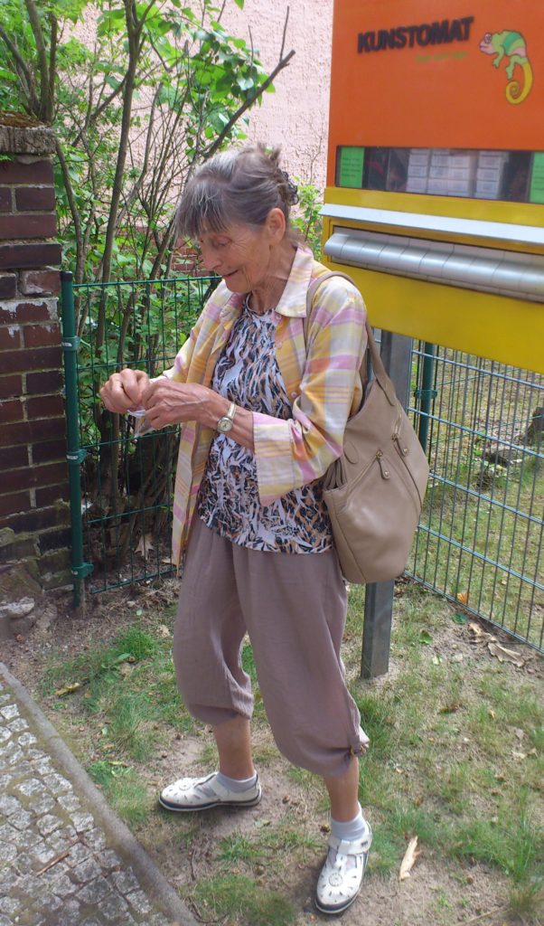 Helena am Kunstomaten