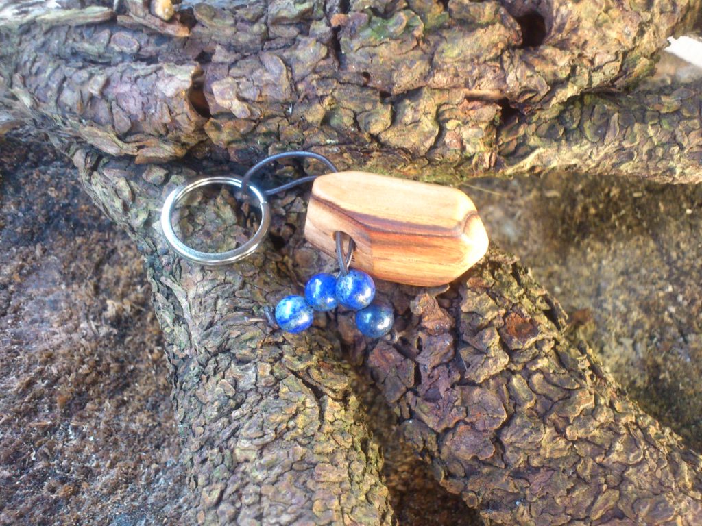 Schlüsselanhänger Kirschholz mit Lapislazuli-Perlen