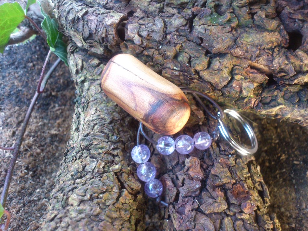 Schlüsselanhänger Kirschholz mit Amethysten