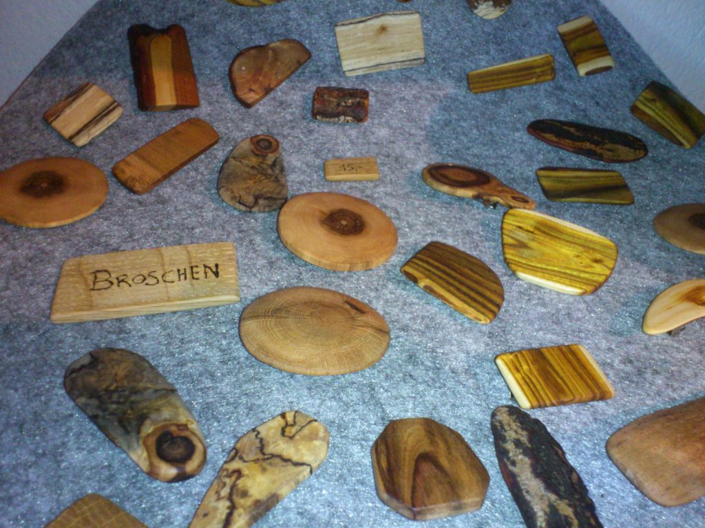 Broschen aus diversen Hölzern