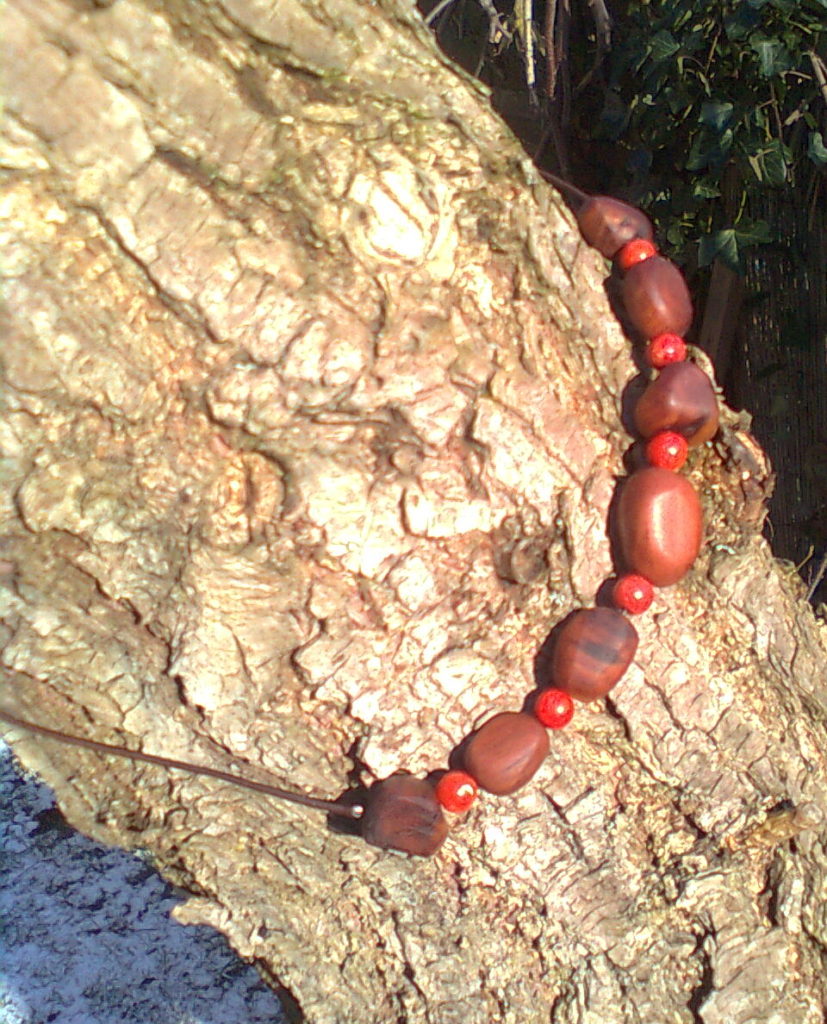 Kette aus Wurzelholz mit Schaumkorallen