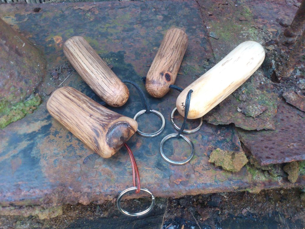 Schlüsselanhänger aus Eichenholz, ca. 8 cm lang, Durchmesser ca. 1,5 cm