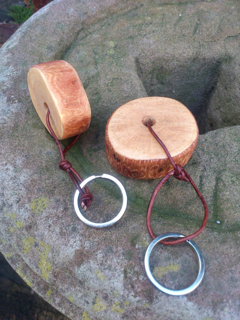 Schlüsselanhänger aus Haselnussholz, Durchmesser ca. 5 cm, 2 cm dick