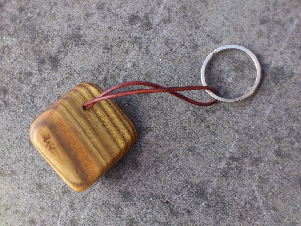 Schlüsselanhänger aus Essigbaumholz